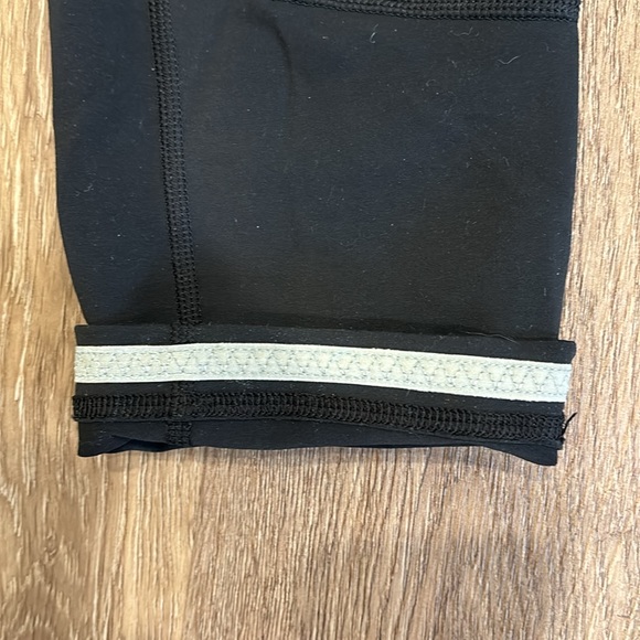 Lululemon capri leggings. Size 6. - Picture 8 of 9